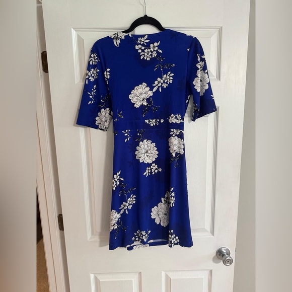 Womens Vince Camuto Short Sleeve Blue Floral Print Wrap Dress - Picture 3 of 5